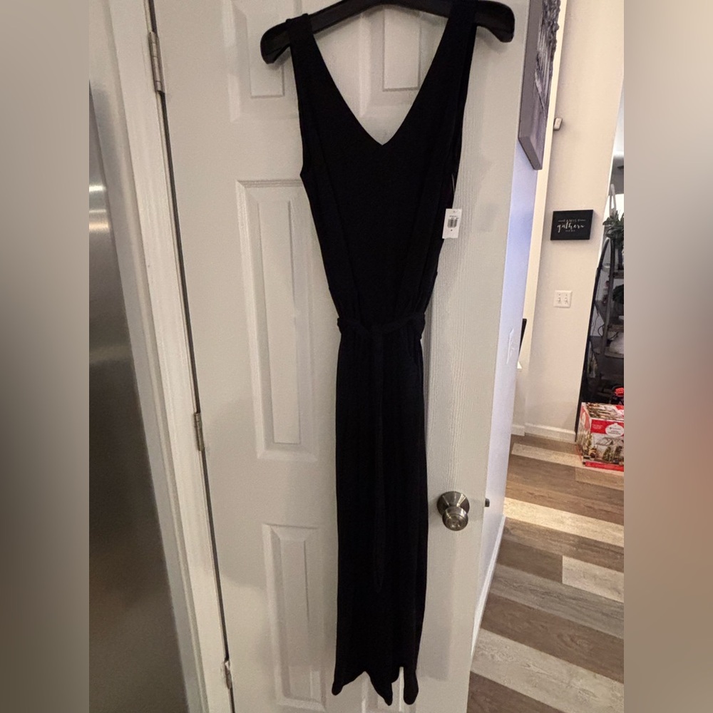 Old navy size medium black jumper. NWT